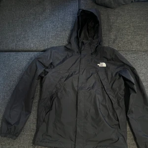 The north face jacks svart - Lite använd från och till den är i bra skick förutom där kardborren har lossnat halvt på två ställen men syns inte när man har jackan på sig.