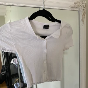 Vit topp - Fin topp från Gina Tricot med knappar