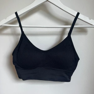 Sport BH - En svart sport-bh med inlägg och tunna band. 