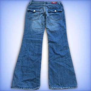 JUST NU 2 PAR JEANS FÖR 899kr! Ett par jätte fina True religion jeans i ett jätte fint skick!  💙Innerbenslängd: 77cm 💙midjemått tvärs över: 40cm Hör gärna av dig ifall du har fler frågor!😊 Storleken är 32 men passar 29/30
