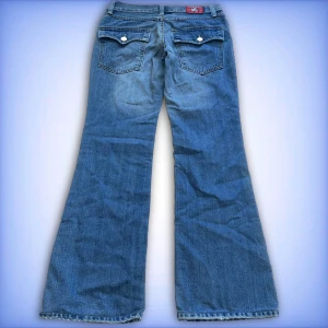 True Religion Jeans - JUST NU 2 PAR JEANS FÖR 899kr! Ett par jätte fina True religion jeans i ett jätte fint skick!  💙Innerbenslängd: 77cm 💙midjemått tvärs över: 40cm Hör gärna av dig ifall du har fler frågor!😊 Storleken är 32 men passar 29/30