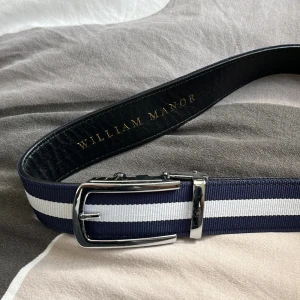 Aputomatikst bälte - Jag säljer massor av bälten från detta företag (William Manor). Har andra färger på mitt konto. Du får med en manual för hur du använder bältet. Mer kan du se på deras tik tok @WilliamManorAB. Du kan välja spänne på tredje bilden.