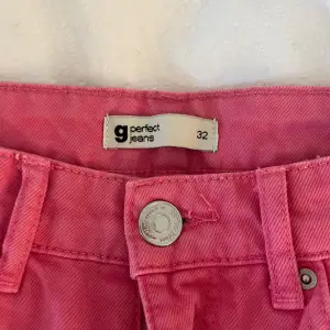 Rosa högmidjade jeans från Gina tricot. Storlek 32