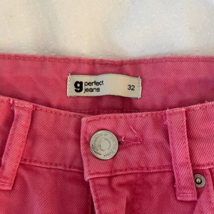 Rosa jeans - Rosa högmidjade jeans från Gina tricot. Storlek 32