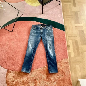 Jacob Cohën jeans - nick - Tjena! Info listad nedan. Inköpta för 5600 kr. Obs. Små i storleken - 35 funkar till någon välbyggd med storlek 32. Hör av er om några frågor!  Handgjorda i Italien  98% bomull, 2% elestan Modell nick Defekt: hål i höger ficka och scarfen saknas 