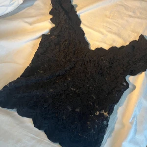 Spetstopp - Jag säljer denna trendinga toppen från stradivarius storlek S. Jag älskar denna toppen och den är i nyskick!🩷🩷