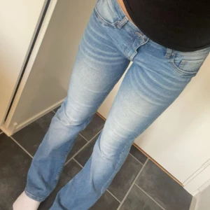 Snygga hm low waist bootcut jeans - Har inte kommit till användning på senaste🤍 skriv vid frågor, intresse, bilder mm🤍 mått står på sista bilden😊