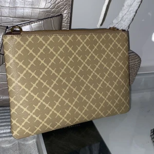 Malene Birger clutch - Säljer denna beige Malene Birger clutch, perfekt till sommaren! Axelrem medföljer! Nypris 900, säljer för 650. 