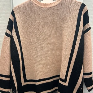 Stickad tröja  - En jätte fin stickade tröja, beige och svart. Knappt använd☁️💗