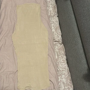 Tub klänning - Tub klänning i ljus/sand färg från Boohoo. Sparsamt använd (fint skick). Storlek XS/S