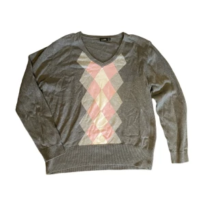 Stickad tröja - Så snygg grå stickad tröja med rosa o vitt mönster! Är strlk XL på lappen men skulle gissa att de är barnstolen då den sitter som en S. Skriv privat vid intresse eller frågor🥰 Köp nu går även bra att använda!😊🙌🏼