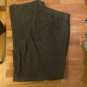 Vida jeans - Svarta stentvättade jeans med vida ben