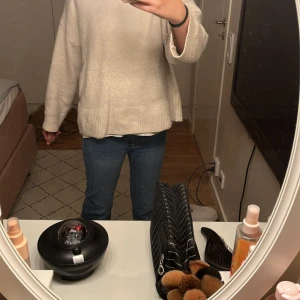 lågmidjade bootcut jeans - säljer mina jättefina lågmidjade bootcut jeans för att jag har redan jeans så att det räcker och de här kommer tyvärr inte till användning, är i storlek S men passar XS också❤️