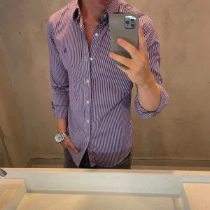 Ralph Lauren skjorta - Hej, säljer nu min fina Ralph Lauren skjorta storlek M customfit. Den är i nyskick och kommer vara otroligt snygg i sommar. Nypris 1500kr! Vi kommer att sälja liknande produkter nu i sommar så glöm inte följa profilen!🌊🍾