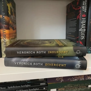 Divergent böckerna!! 🫶🏼 - De två första böckerna i Divergent serien av Veronica Roth!! Format: Inbundna. Språk: Svenska. Böckerna är olästa, alltså som nya!! 💗