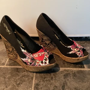 Ed Hardy klackar - Knappt använda Ed Hardy klackar strl 39. Inköpta för 1399:-