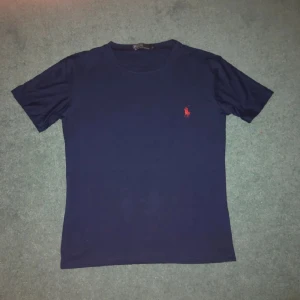 Ralph lauren t-shirt - Lånad bild⚠️ säljer min ralph lauren tröja i polyester material då jag inte får så mycket använding av den💞