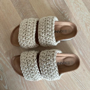 Tofflor  - Fina tofflor från Exani! Fint skick! Endast använda ett par gånger, säljes pga för små för mig. Skulle säga att dessa är små i storleken, jag har 38,5 och dessa är något för små för mig. 