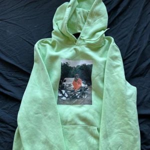 Cool Hoodie med tryck, lil Yachty merch - Säljer åt min bror. Hoodie merch  från Lil Yachty, köpt på H&M av min bror. Cool ljus pastelgrön färg. Inte mycket använd då han inte älskade den tröjan. Strl M i ”killstorlek” 65 kr och köparen står för frakten💕