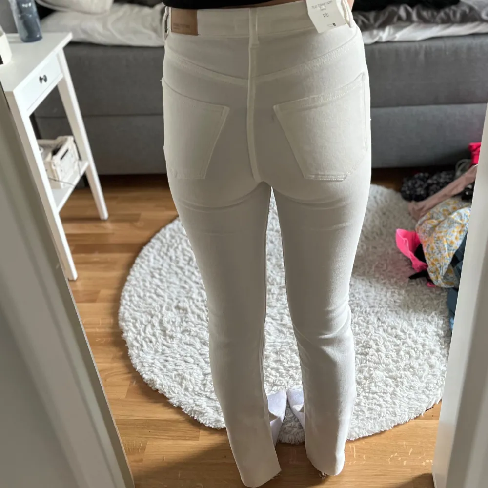 Vita, högmidjade jeans från Gina i storlek 34- aldrig använda och därmed i väldigt fint skick🌟. Jeans & Byxor.