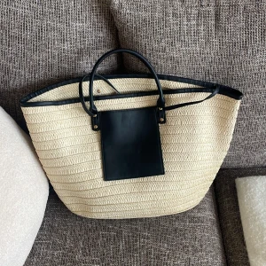 Strandväska - Strandväska i beige och svart🌴🌴