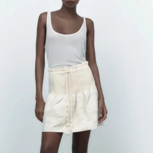 Zara kjol - Intressekoll på min zara kjol som köptes förra året. Den är i stl xs och är aldrig använd💞 kontakta för riktiga bilder💞