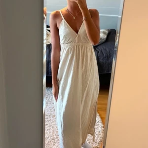 Maxiklänning med öppen rygg💕 - Jättefin Maxiklänning med öppen knytrygg💓 Säljs för att den inte används längre, kontakta mig för fler bilder, frågor och intresse!