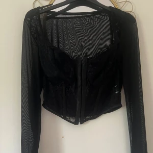 Spets topp - Jätte fin spets topp från SHEIN  Helt oanvänd då jag råkade beställa fel storlek. 