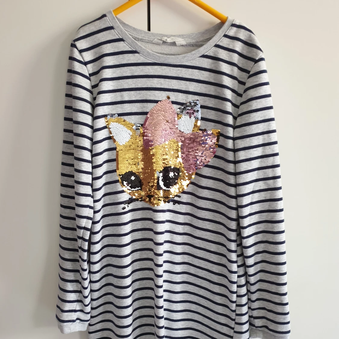 Randig klänning med paljettmotiv - 90