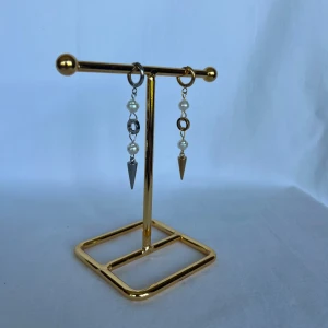 Örhängen  - Finns i guld och silver. Köp för 119kr/st Eller 189kr/ paret. Modell 157 Smyckes ställningen finns även att köpa för 299kr!