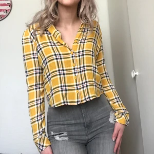 Skjorta - Fin skjorta i storlek S från ”Bershka”! Köparen står för frakten men kan även mötas upp i Uppsala, Knivsta eller Sigtuna. Tveka inte att fråga mig om något! ⭐️