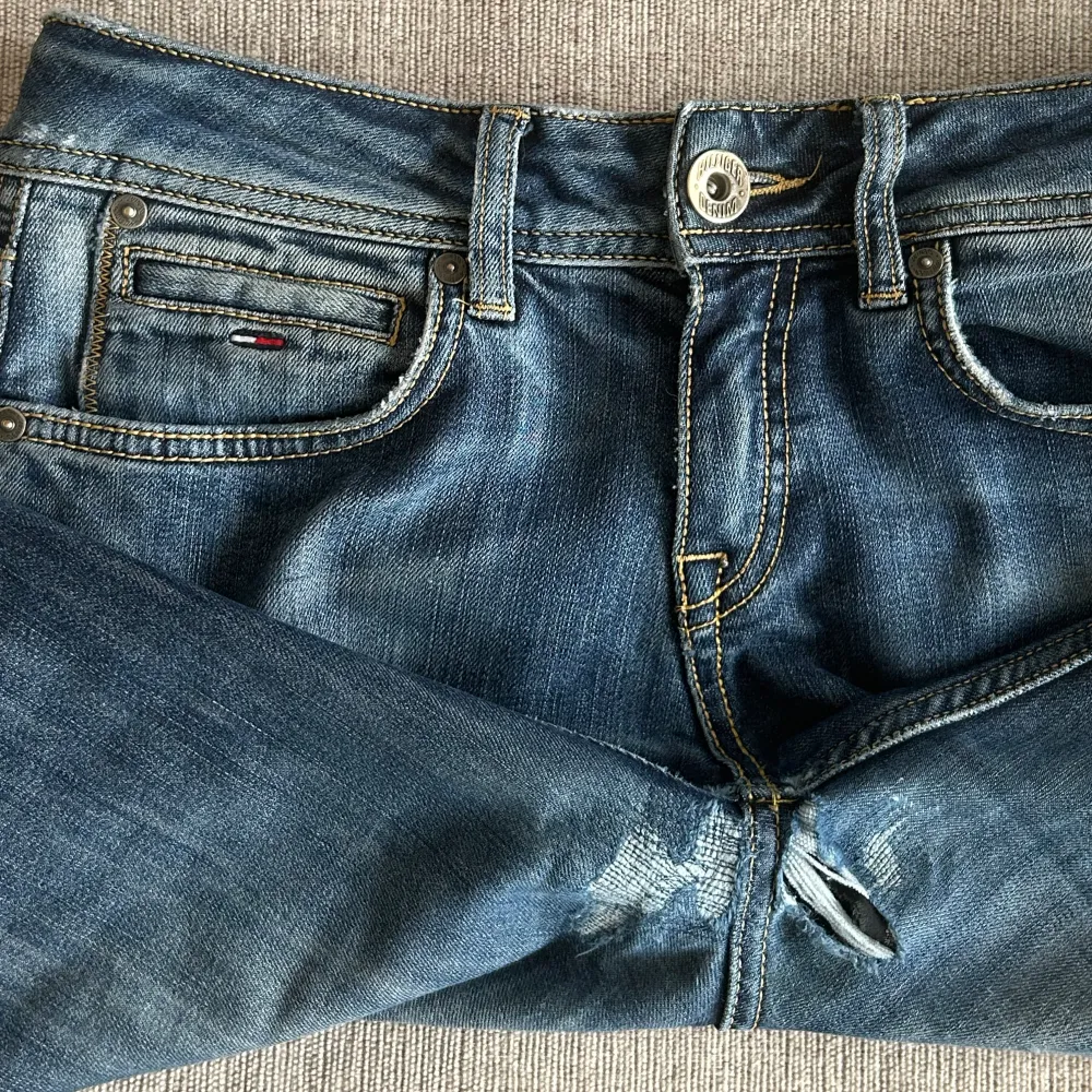 Jättesnygga Lågmidjade BootcutJeans från Tommy Hilfiger🩷 Säljs för att de inte används längre, kontakta mig för fler bilder, frågor och intresse! . Jeans & Byxor.