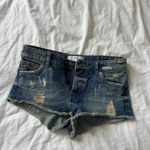 Säljer lågmidjade jeans shorts! - Jeansshorts med slitningar lågmidjade från mango men som inte säljs längre. Storlek 34.  Bra skick💗💗