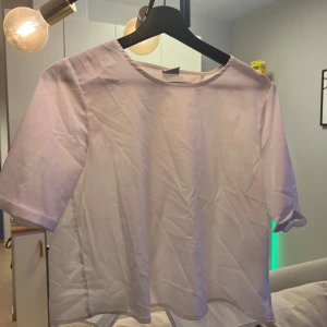 Tunn T-shirt  - Storlek s, helt osnvänd. 