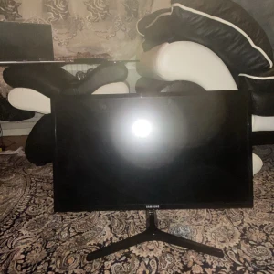 Samsung skärm/gaming - Använd 6 månader inte så mycket använd! Vill sälja har inte använt i 4 månader finns ingen box tyvärr!  Nypris:1,800