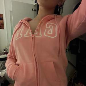 rosa GAP hoodie, passar som både S och M kommer inte längre till någon användning, tryck köp nu knappen 💗