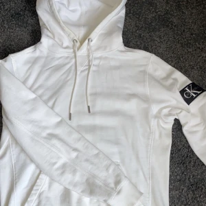 Calvin Klein hoodie - Tjenas säljer just nu en as fet ck hoodie ny pris ca 1,599 men jag säljer för endast 349kr,  tröjan är i storlek S och i mycket bra skick, utan synlig använding!  Hör av er vid minsta lilla fundering!