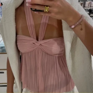 zara topp - helt oanvänd topp från zara med lappen kvar då den tyvärr var för liten för mig:/ storlek M men liten i storleken så skulle säga att den passar mer en S.💖 