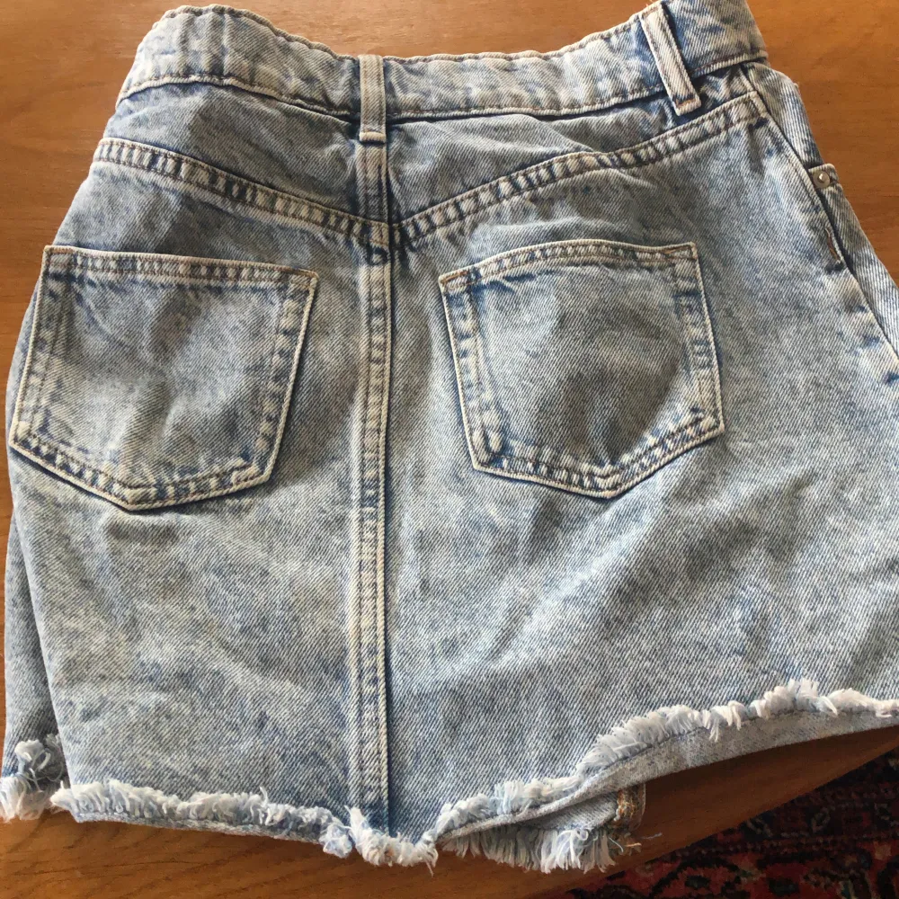 Här har vi en jättefin jeans kjol!🫶🏻 Man kan spänna åt den eller spänna ut den om den är för liten/stor🤩🌸 Den här kjolen passar bra för 8-9åringar eller 9-10-11 åringar (använde när jag var 10/11år passade precis perfekt också🫶🏻😘. Kjolar.