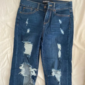 Slitna jeans  - Mörkblåa slitna jeans från ENJEAN i storlek EU34. I bra skick och pris kan diskuteras.