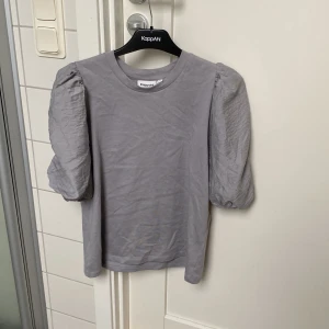 Grå T-shirt bra skick  - Nu säljer jag min gråa T-shirt i storlek S. Som är ifrån KappAhl Använd 2 gånger, bra skick.🫶🏻