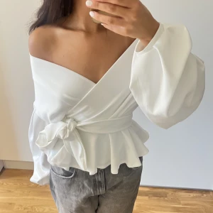 Knytblus - Smickrande fin knytblus med luftiga ärmar som även går att stylea offshoulder, aldrig använd endast testad!🤍🤍 