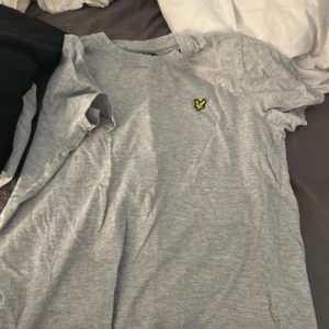 Lyle & scott t-shirt - Väldigt sparsamt använd, strl 170 alltså passar typ en s/m.