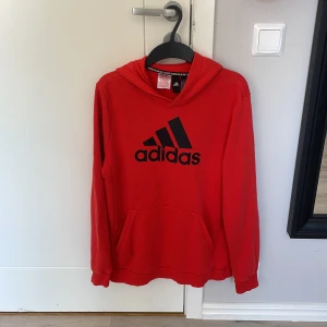 Röd adidas hoodie  - Säljer denna röda adidas hoodien. 10/10 skick nästan aldrig använd.
