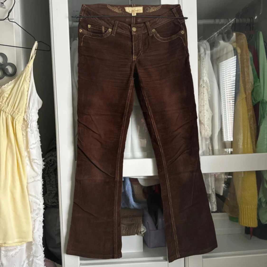 lågmidjade bootcut byxor