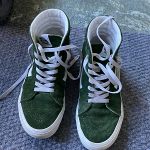 Vans skor  - Ett par jättefräscha, snygga vans skor! Använt ungefär 1 gång, nästan oanvända. Storlek 39. Pris kan diskuteras❤️