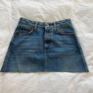 Jeanskjol - Superfin jeanskjol från Tiger of Sweden i jättebra skick, endast använd ett fåtal gånger. ❤️‍🔥