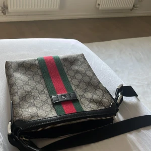 Gucci axelväska beige  - Tjena säljer min Gucci axelväska i färgen beige skulle vilja sälja den eftersom den bara ligger i garderoben och är inte riktigt min stil tar även emot byten 