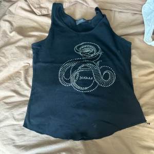 Linne - Svart kort linnw med ormtryck