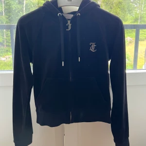 Juicy Couture hoodie -  Juicy Couture hoodie som inte kommer till användning. Passar även XS❤️ Pris kan diskuteras. Säljer även en liknade fast i grå!